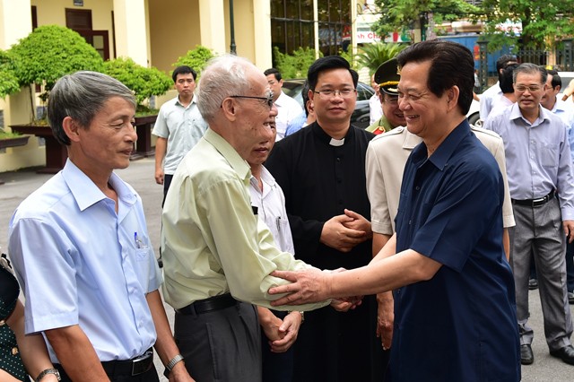 Премьер Вьетнама встретился с избирателями уезда Тхюйнгуен города Хайфон - ảnh 1